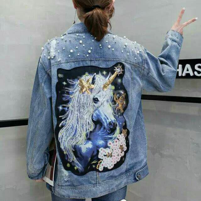 รบกวนอ่านรายละเอียดก่อนสั่ง เสื้อแจ็คเก็ตยีนส์ เสื้อยีนส์ มาใหม่มุกไหล่ งานปักข้างหลังม้ายูนิคอน งานสวยมากๆๆๆค่ะ ฮิตสุดๆ