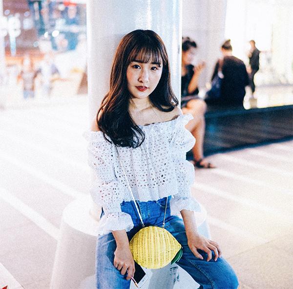 Jane Soraya Eyelet Crop Top เสื้อปาดไหล