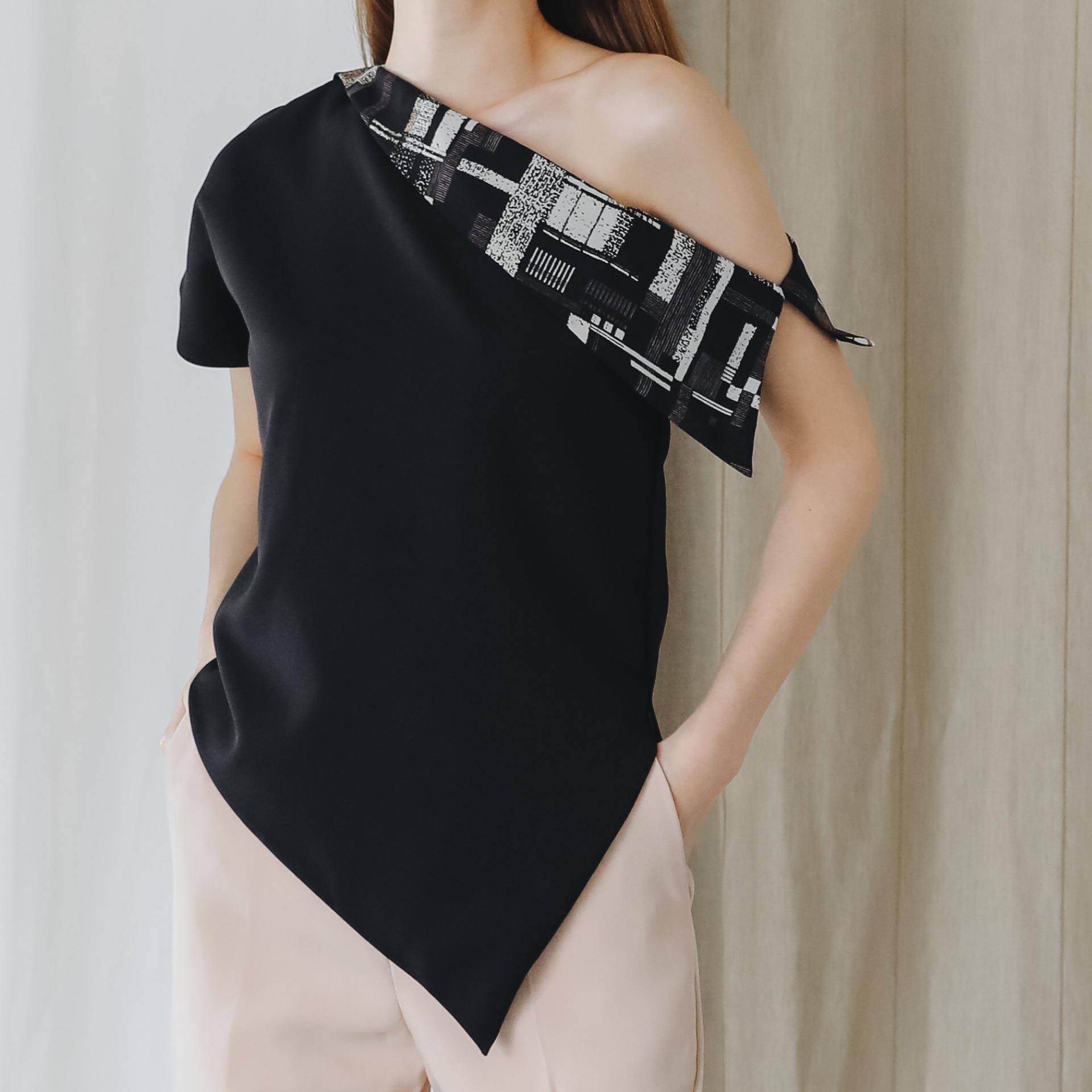 IRINCLOSET Chloe top เสื้อปาดไหล่ ชายเฉียง