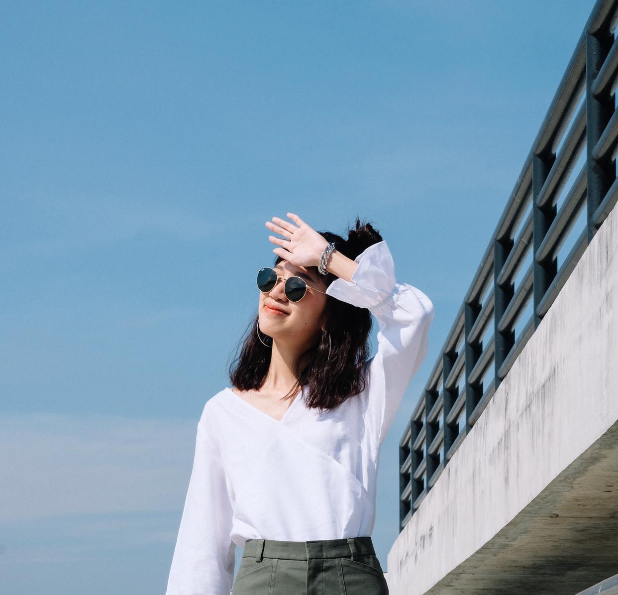 Behers See you Curl Shirt เสื้อคอวีแขนมีระบายผ้าลินิน Behers See you Curl Shirt เสื้อคอวีแขนมีระบายผ้าลินิน