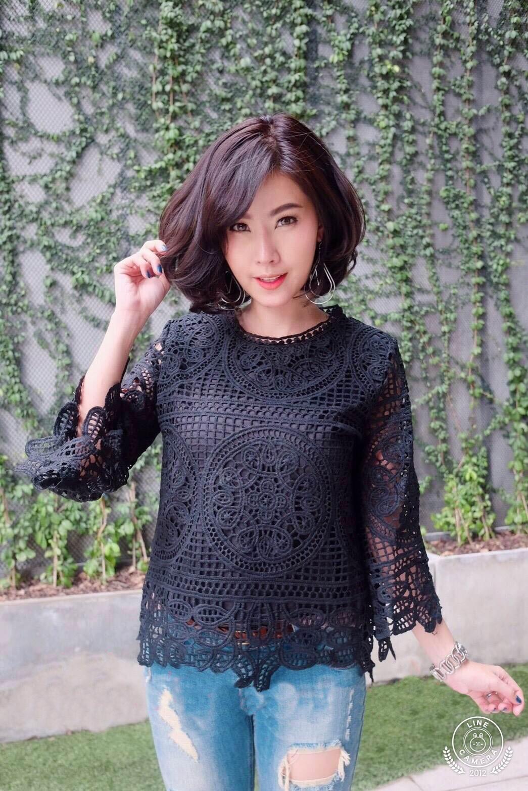 เสื้อผ้าลูกไม้ลายกราฟฟิกแขนระบาย5ส่วน