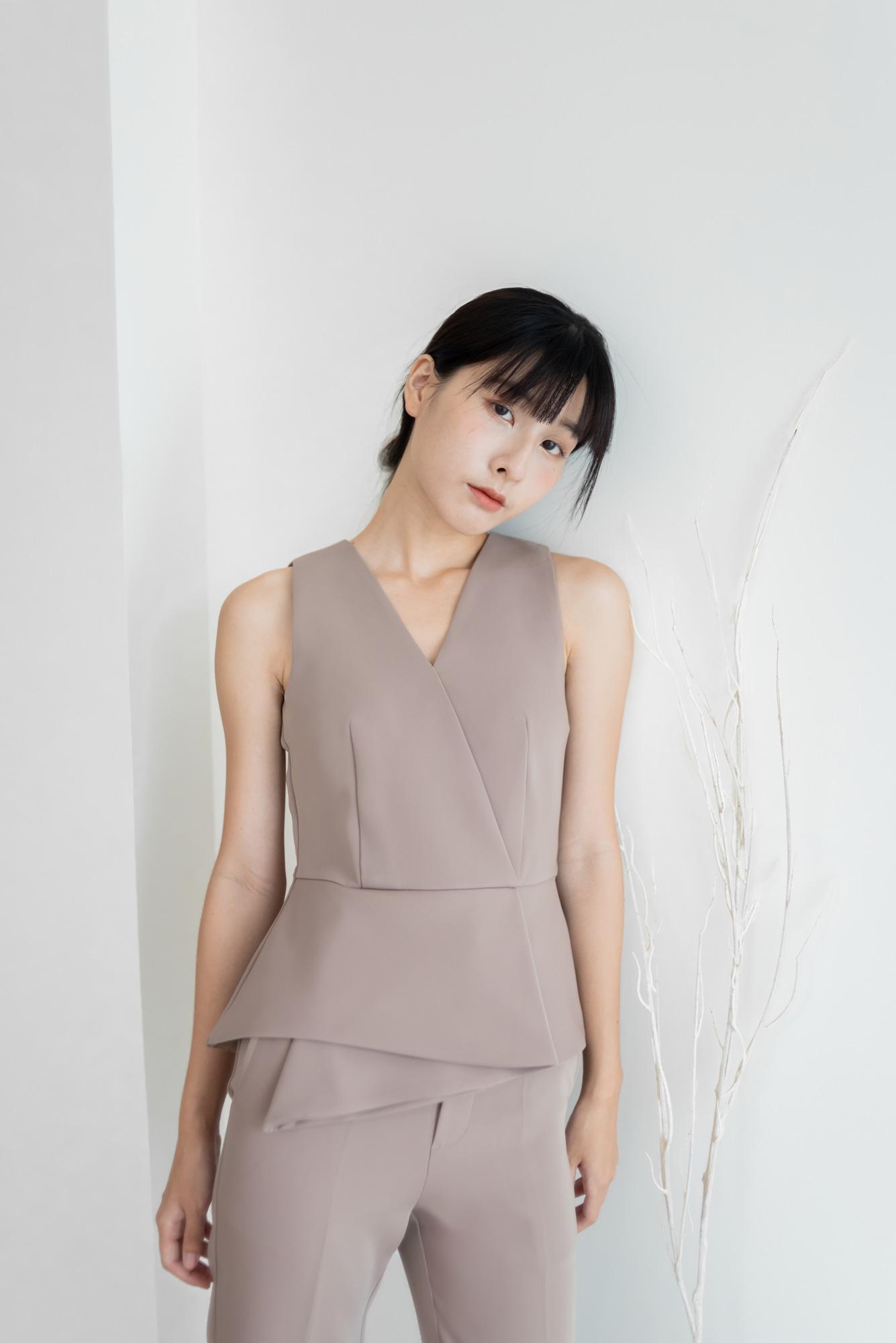 Cont.official Claire Top เสื้อแขนกุด ชายระบาย