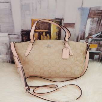 COACH F27580 กระเป๋าสะพายข้างผ้าสีขาวลายซีขอบชมพูอ่อนทรงพัดใบเล็ก MINI KELSEY SATCHEL IN OUTLINE SIGNATURE COACH F27580 กระเป๋าสะพายข้างผ้าสีขาวลายซีขอบชมพูอ่อนทรงพัดใบเล็ก MINI KELSEY SATCHEL IN OUTLINE SIGNATURE