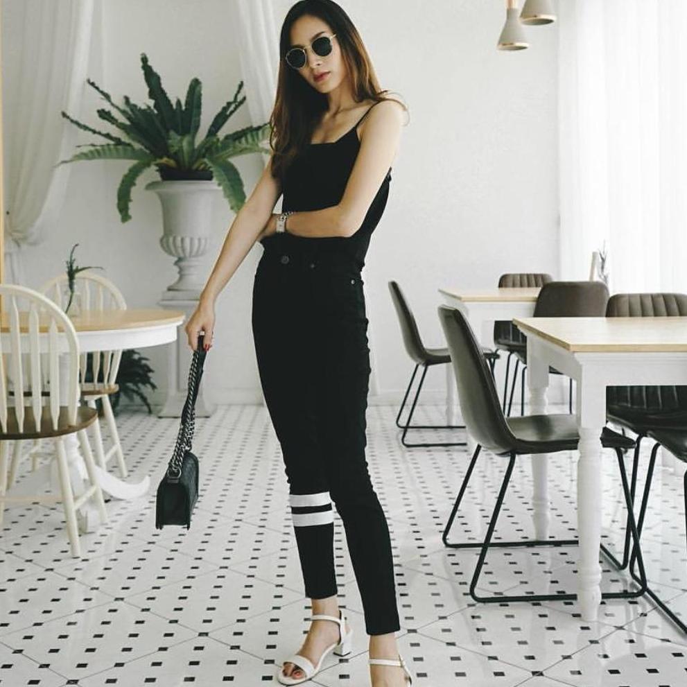 Gene Denim แบบ Signature กางเกงยีนส์ขายาว ทรง Skinny เอวสูง รุ่น Ossa สีดำ (Black) Gene Denim แบบ Signature กางเกงยีนส์ขายาว ทรง Skinny เอวสูง รุ่น Ossa สีดำ (Black)