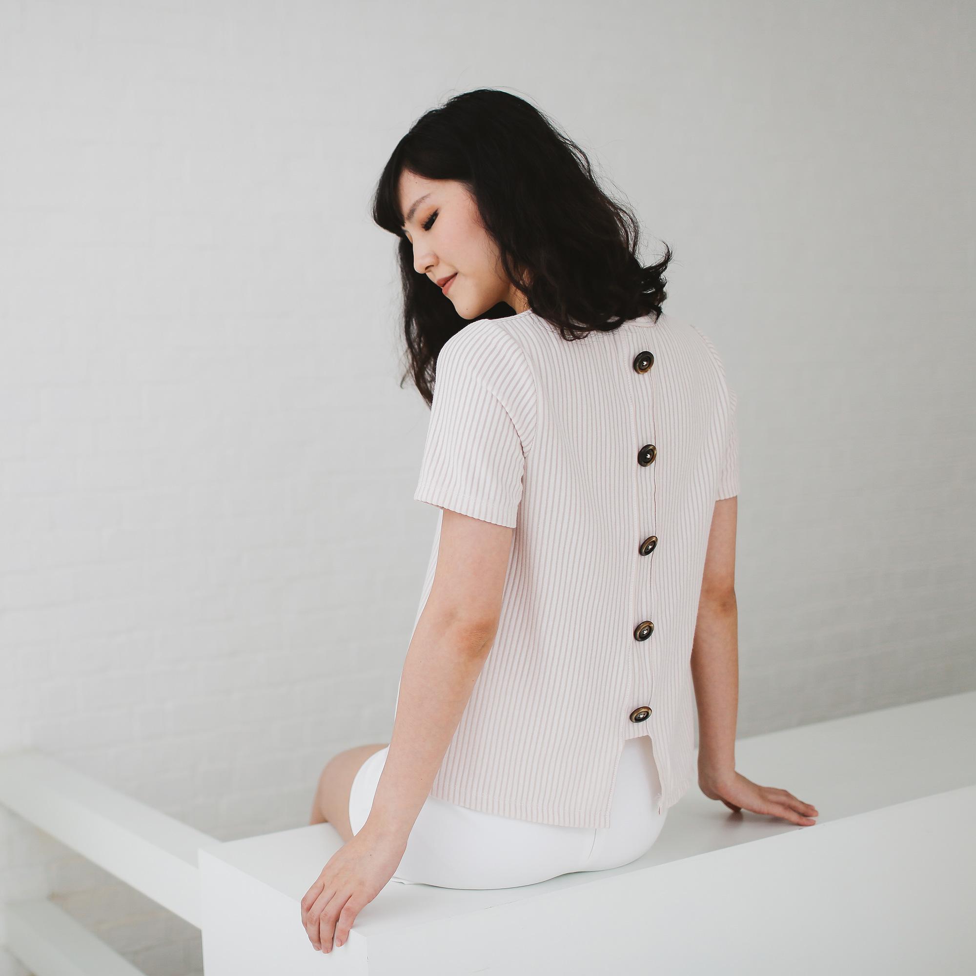 JELLYPLEASE เสื้อยืดคอกลม ผ้านุ่ม มีกระดุมแต่งด้านหลัง รุ่น BUTTON BACK TEE