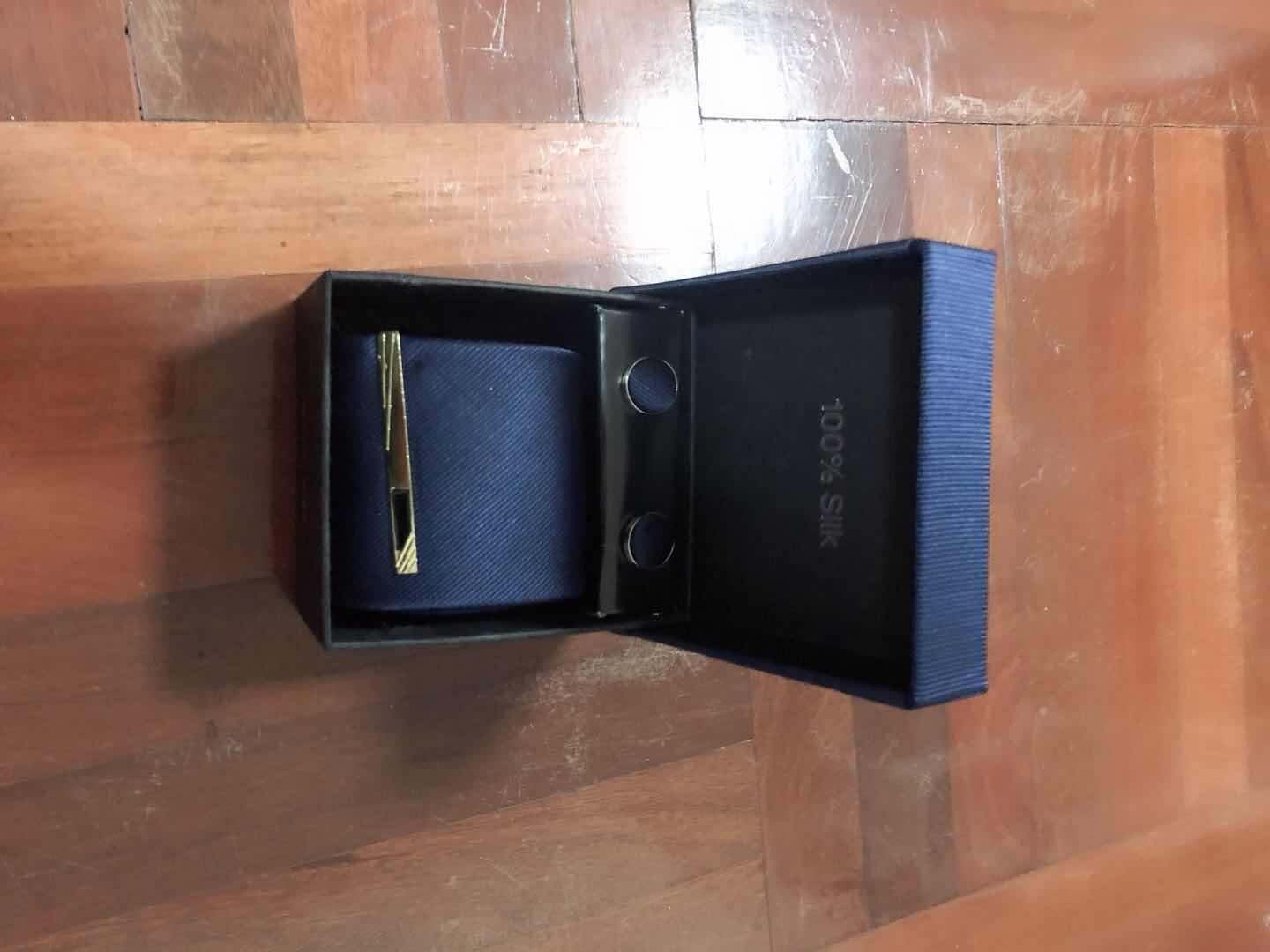 5 ชิ้น Mens ผอมธุรกิจโพลีเอสเตอร์ผ้าไหมเนคไท Tie Cufflinks พ็อกเก็ตสแควร์และชุดคลิปเน็คไทสำหรับผู้ชายที่มีกล่องของขวัญน้ำเงิน