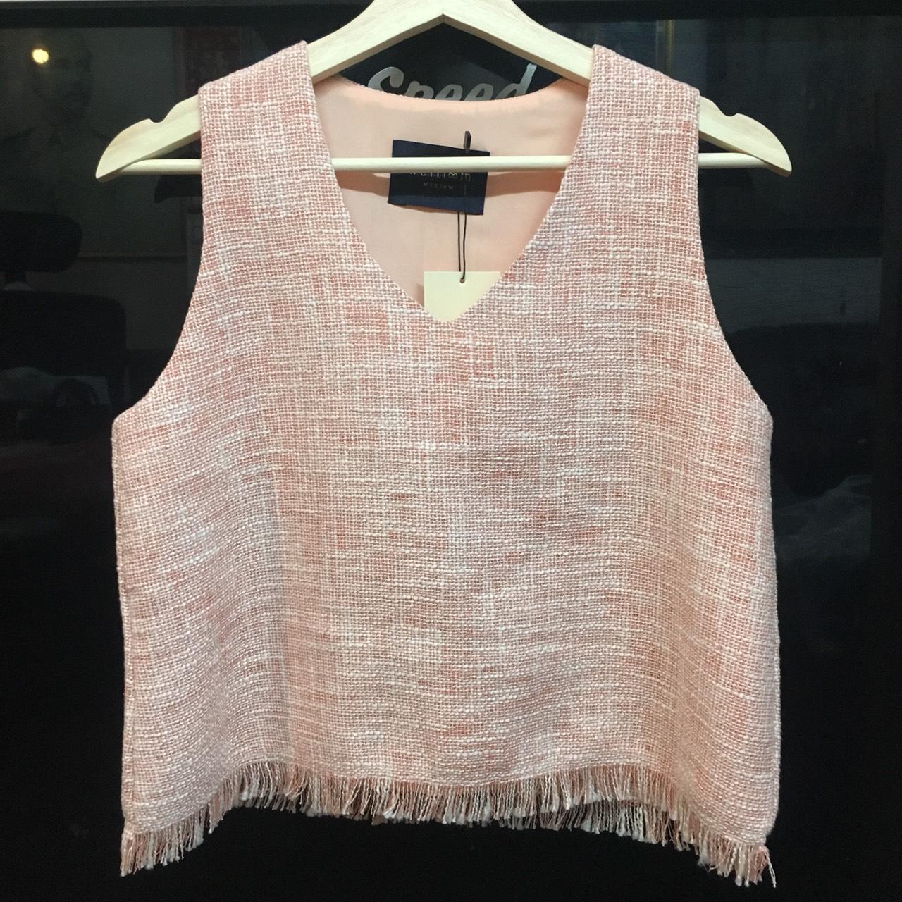Weftloom Clara Top เสื้อแขนกุดคอวีผ้าทวีต รุ่ยชาย