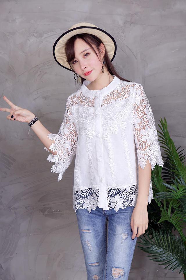 เสื้อลูกไม้คอกลมกระดุมผ่ากลาง ทรงเก๋ ไชส์ใหญ่ใส่ได้ค่ะ