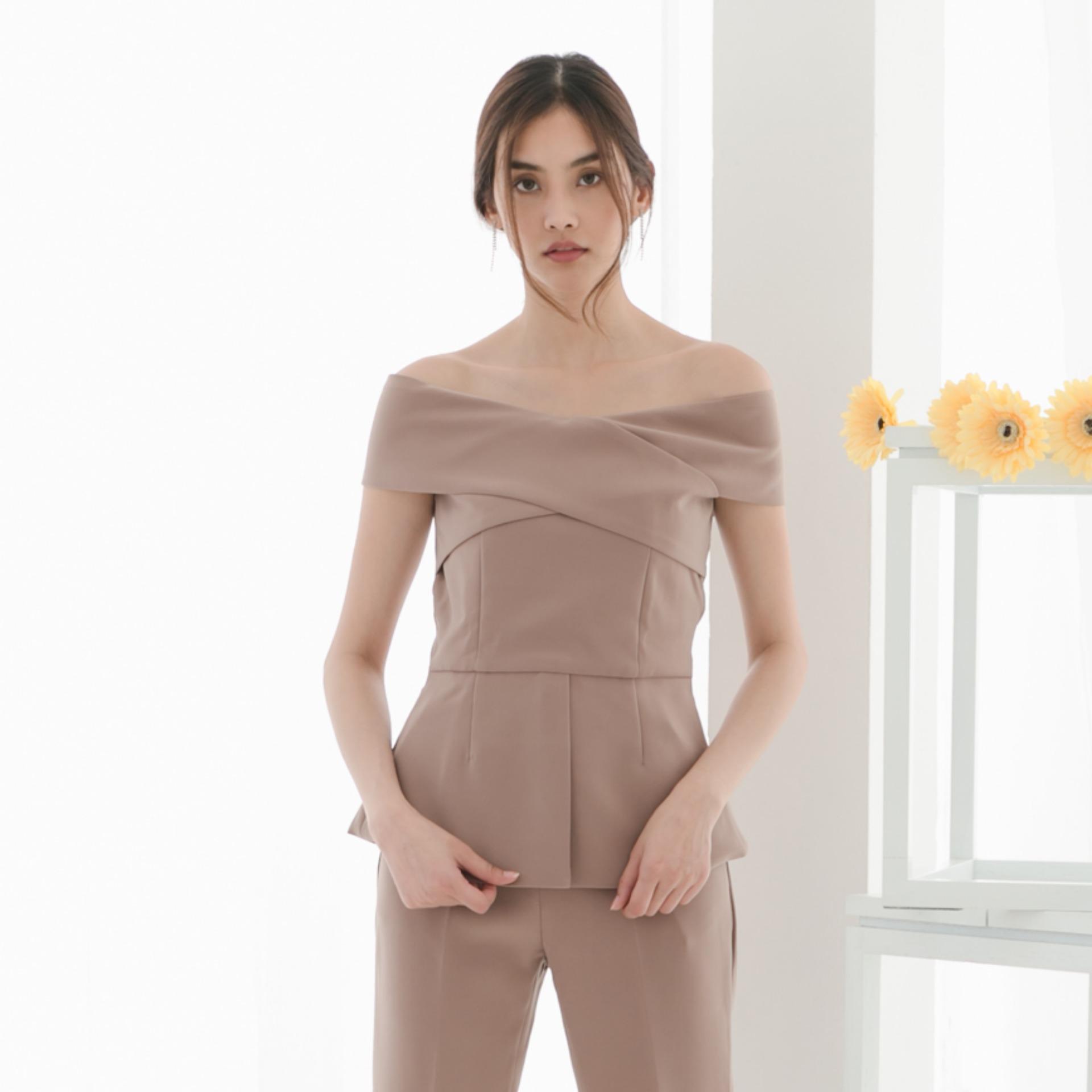 PIMNATTA Lily Top เสื้อปาดไหล่ สีน้ำตาล