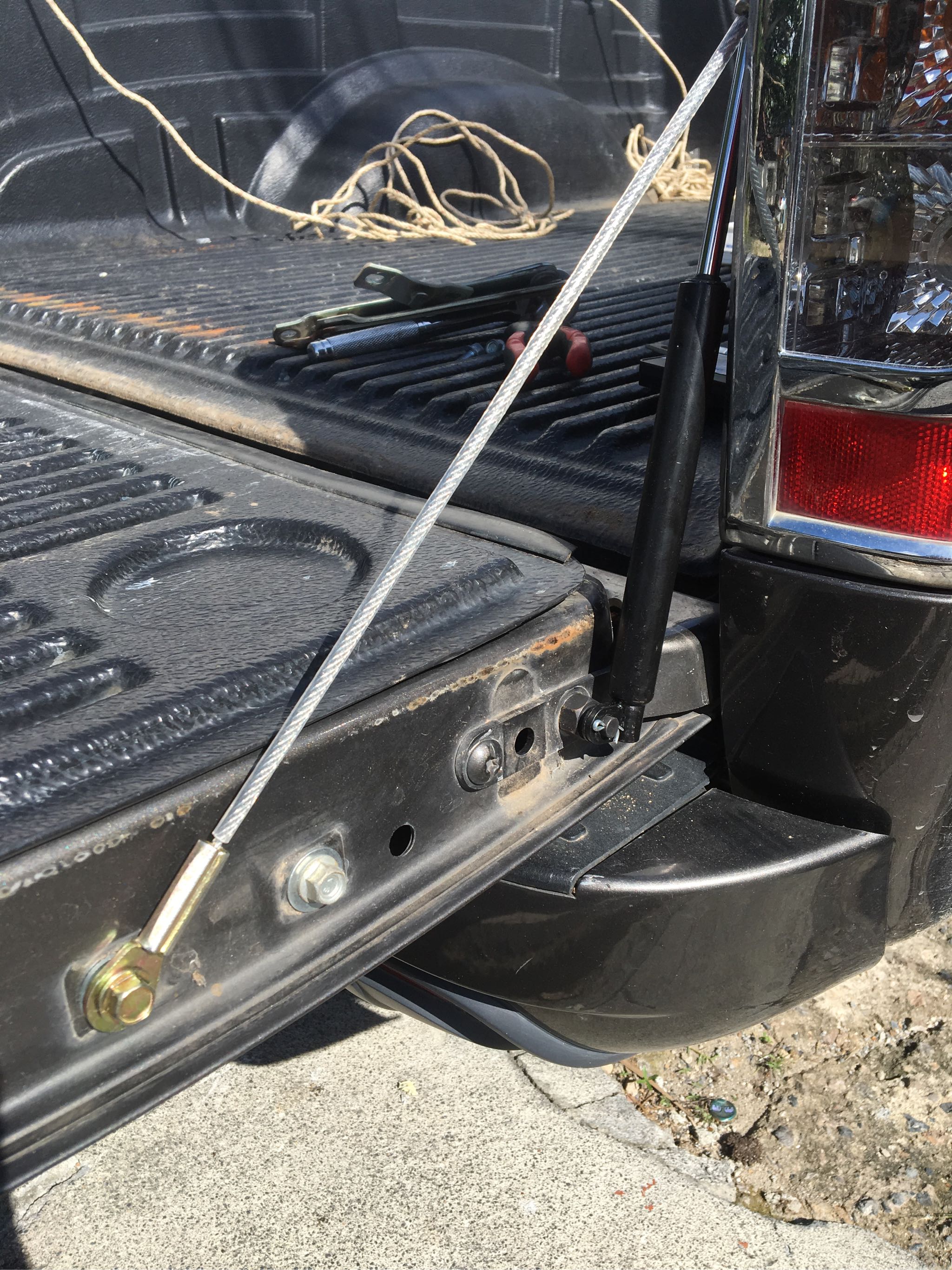 โช้คผ่อนแรงฝาท้าย ช่วยเปิดฝาท้ายแบบสโลว์ ISUZU D-MAX 3 a31b8d8ceb8ef32e1cc0823198d89b31