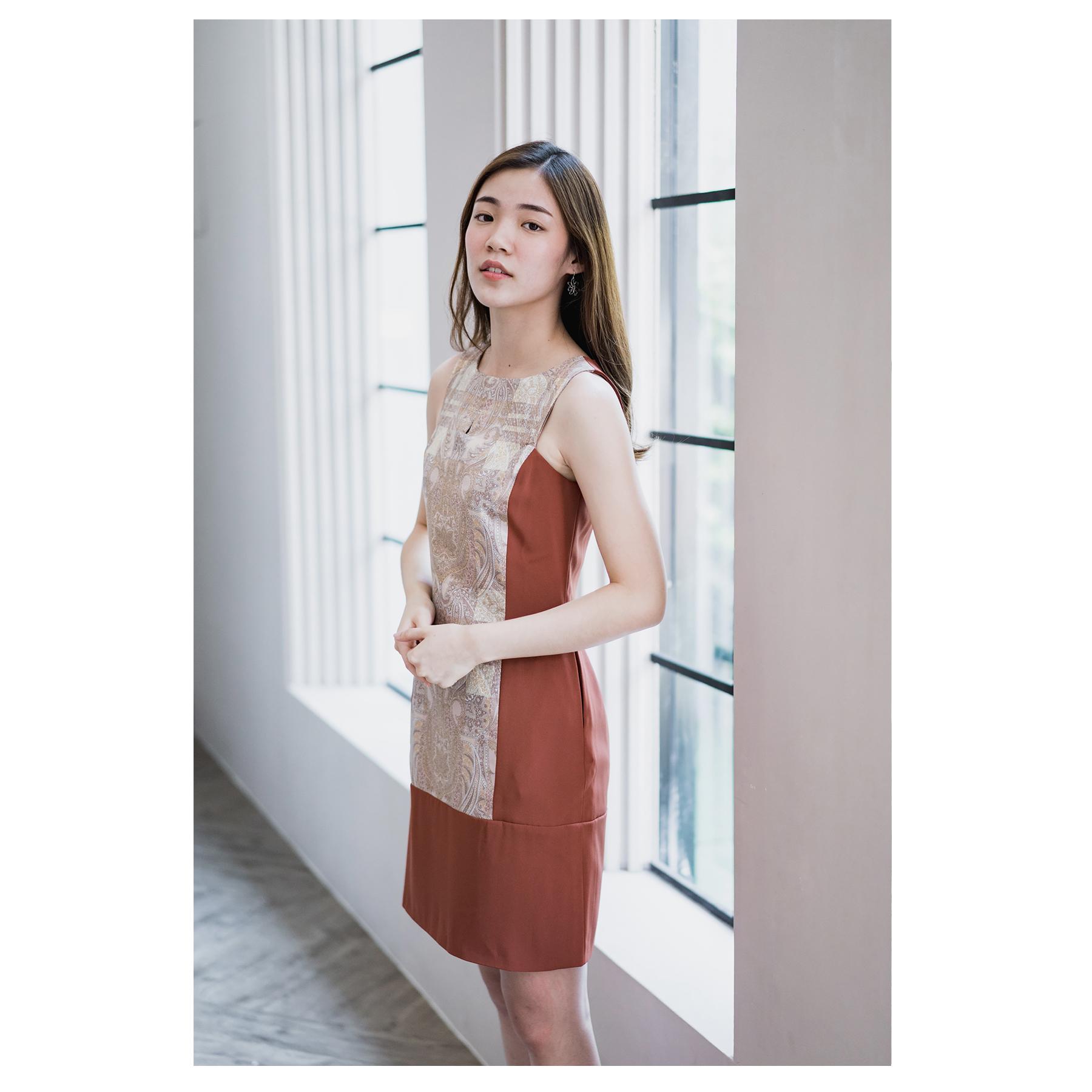 Ivory No.5 เดรสคอกลมผ่า แขนกุด เข้ารูป แต่งผ้าคอตตอนลาย Paisley รุ่น Autumn Paisley Dress Ivory No.5 เดรสคอกลมผ่า แขนกุด เข้ารูป แต่งผ้าคอตตอนลาย Paisley รุ่น Autumn Paisley Dress