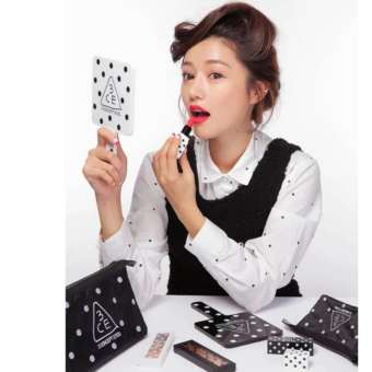 3CE Stylenanda Square Hand Mirror #Black-White กระจกพกพาขนาดใหญ่ รุ่น3CEB002 3CE Stylenanda Square Hand Mirror #Black-White กระจกพกพาขนาดใหญ่ รุ่น3CEB002