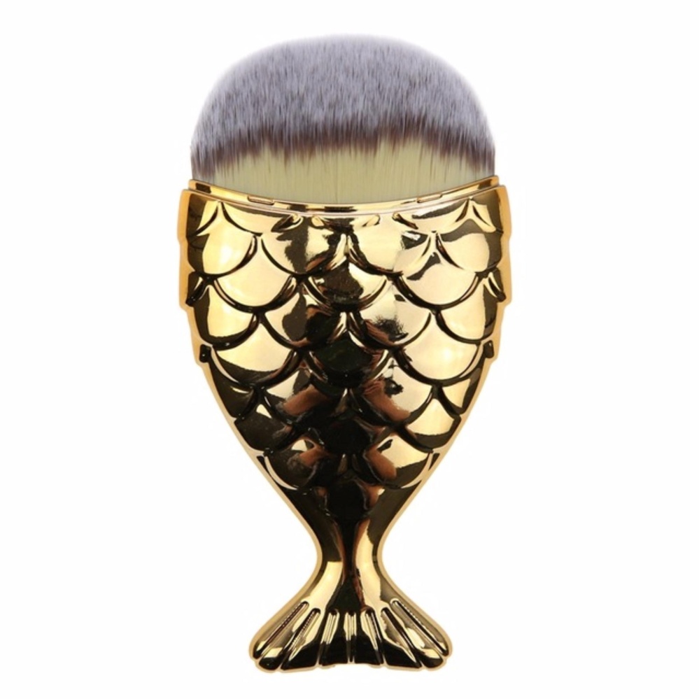 MERMAID BRUSH - GOLD - แปรงแต่งหน้าด้ามจับเป็นรูปทรงปลา สไตล์เมอร์เมด สำหรับปัดแก้ม คอนทัวร์หน้า ไฮไลท์เฉดดิ้ง หรือลงรองพื้น สีทอง MERMAID BRUSH - GOLD - แปรงแต่งหน้าด้ามจับเป็นรูปทรงปลา สไตล์เมอร์เมด สำหรับปัดแก้ม คอนทัวร์หน้า ไฮไลท์เฉดดิ้ง หรือลงรองพื้น สีทอง