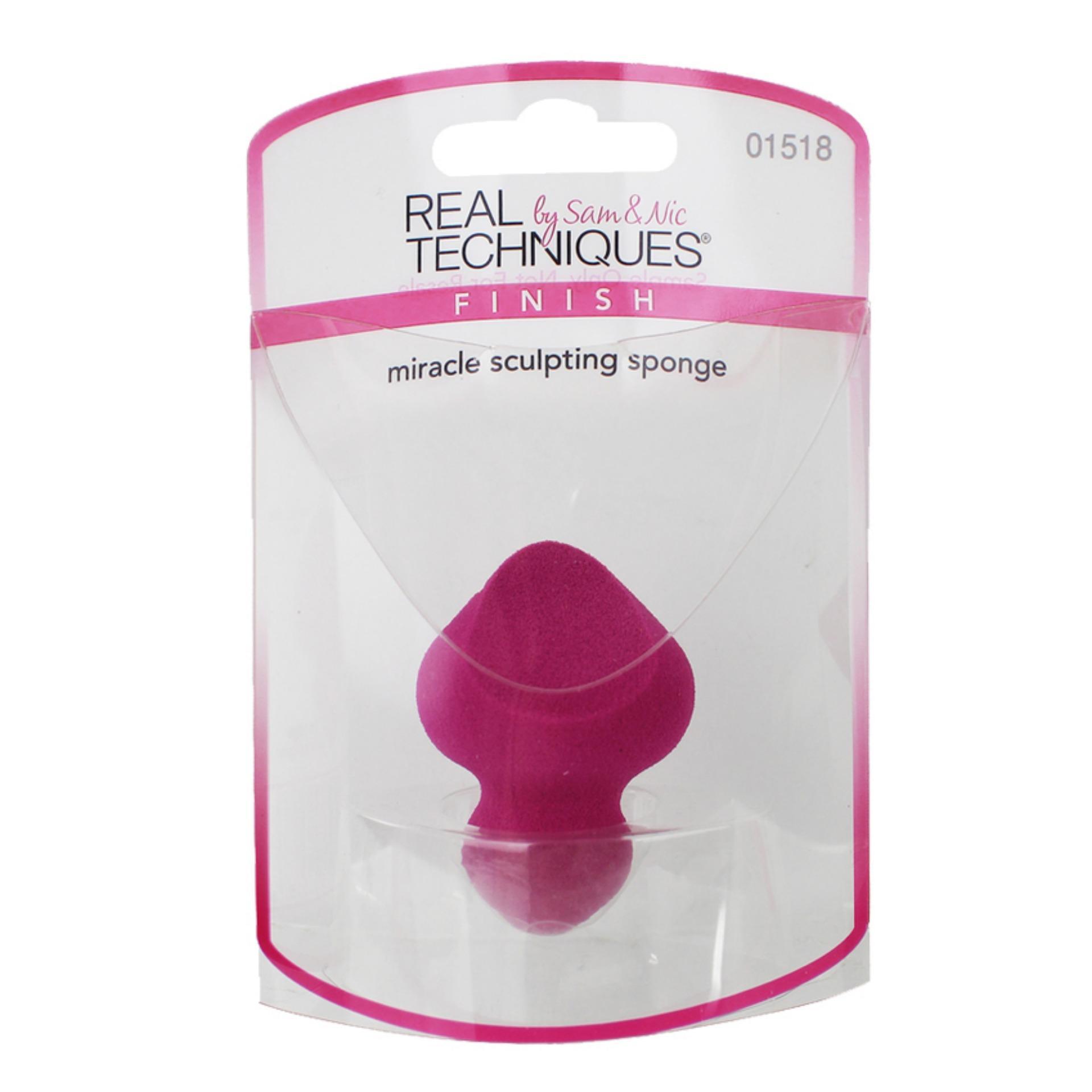 Real Techniques Miracle Sculpting Sponge ฟองน้ำ2 อิน 1 สีชมพูน่ารัก ใช้ได้ทั้งคอนทัวร์ และไฮไลท์ที่เป็นเนื้อครีมหรือน้ำ ด้านเล็กสำหรับทำไฮไลท์ใต้หน้า หน้าผาก ส่วนด้านกว้างสำหรับเน้นคอนทัวร์บริเวณโหนกแก้ม ไรผม ปรับรูปหน้าในได้รูป (1 ชิ้น) Real Techniques Miracle Sculpting Sponge ฟองน้ำ2 อิน 1 สีชมพูน่ารัก ใช้ได้ทั้งคอนทัวร์ และไฮไลท์ที่เป็นเนื้อครีมหรือน้ำ ด้านเล็กสำหรับทำไฮไลท์ใต้หน้า หน้าผาก ส่วนด้านกว้างสำหรับเน้นคอนทัวร์บริเวณโหนกแก้ม ไรผม ปรับรูปหน้าในได้รูป (1 ชิ้น)