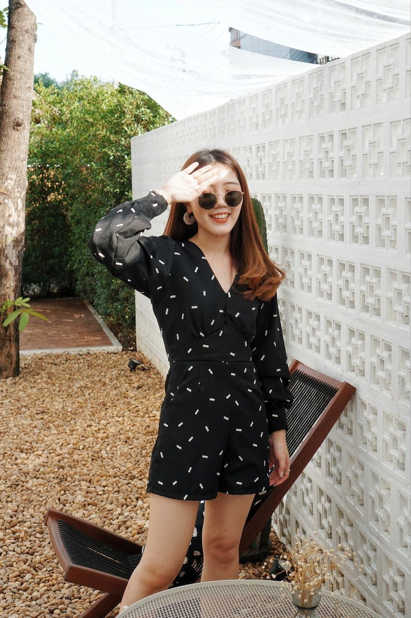 Wclothes Sydney Jumpsuit จั๊มสูทแขนยาว ขาสั้น ผู้หญิง พิมพ์ลายขีด ใส่สบาย Wclothes Sydney Jumpsuit จั๊มสูทแขนยาว ขาสั้น ผู้หญิง พิมพ์ลายขีด ใส่สบาย