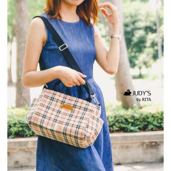 JUDY'S กระเป๋าผ้าแคนวาส รุ่น RITA สายสะพายถอดได้ ลายสก็อตน้ำตาลดำพื้นกากี JUDY'S กระเป๋าผ้าแคนวาส รุ่น RITA สายสะพายถอดได้ ลายสก็อตน้ำตาลดำพื้นกากี