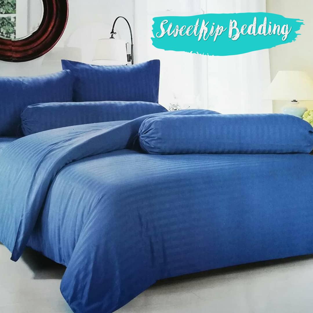 Sweet Kip Bedding ผ้าปูที่นอนขนาด 3.5ฟุต, 5ฟุต, 6ฟุต พร้อมผ้านวมขนาด 7 ฟุต รวม 6 ชิ้น ลายริ้วสีพื้นน้ำเงินฟ้า