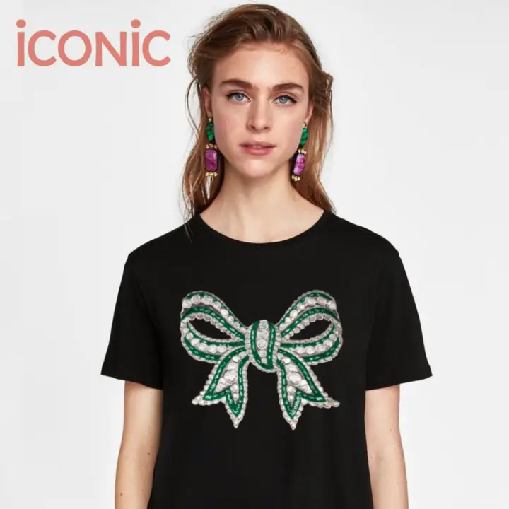 iCONiC BLACK GREEN Diamonds are a girl’s best friend T-shirt สีเขียว - เสื้อยืด สีดำ ผ้าคัทต้อน เสื้อยืดปักลาย จิลเวอรี่โบว์ เสื้อยืดผู้หญิง เสื้อยืดไฮโซ