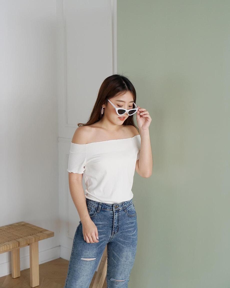 Wclothes Fluffy Off Shoulder เสื้อปาดไหล่ กุ๊นชายแต่งระบาย ผ้ายืด ใส่สบาย ทรงสวย Wclothes Fluffy Off Shoulder เสื้อปาดไหล่ กุ๊นชายแต่งระบาย ผ้ายืด ใส่สบาย ทรงสวย