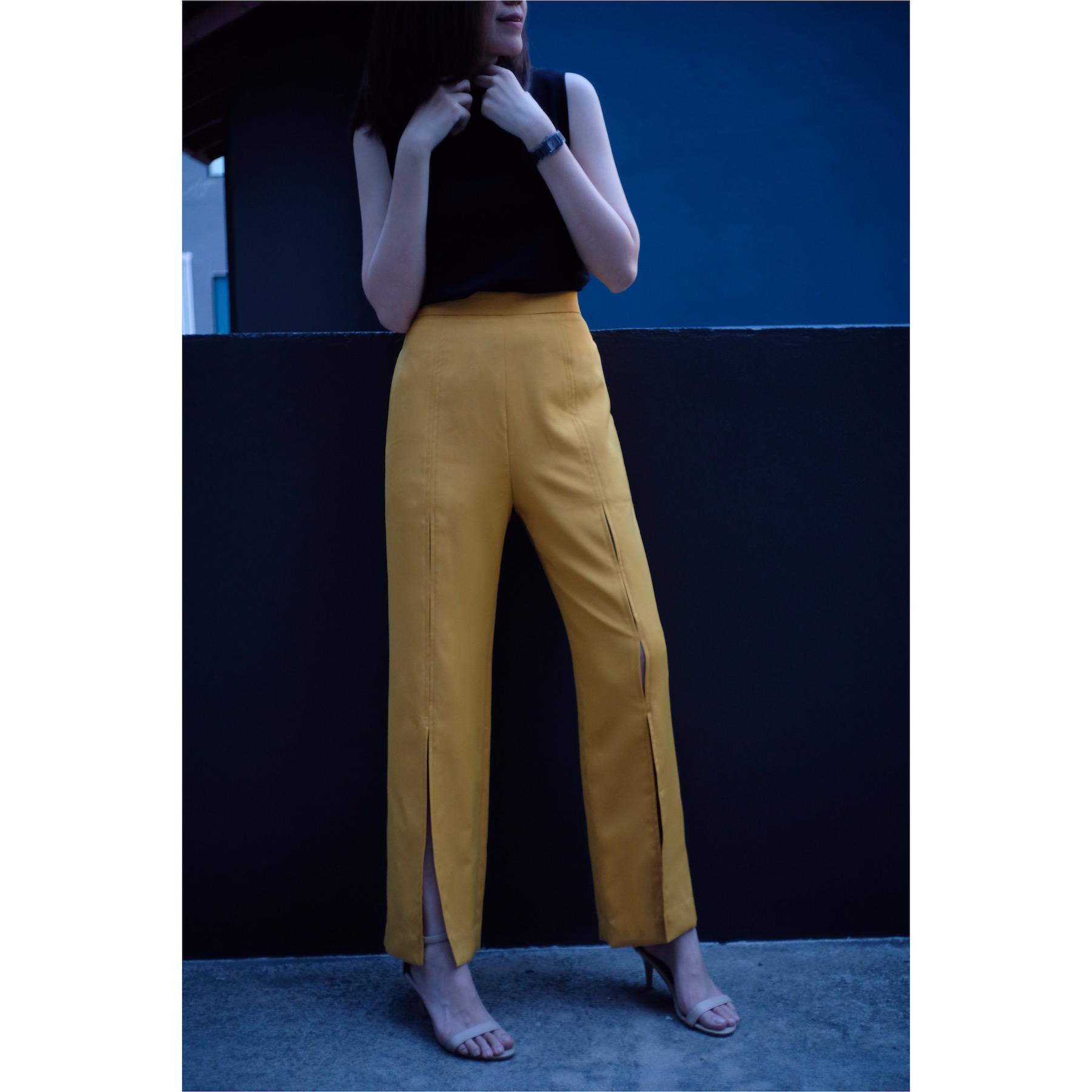ZHER : Charlotte Pants กางเกงขายาว ทรงกระบอกใหญ่ เดินเส้นผ่าหน้าขา สีเหลือง (Mustard Yellow) (Yellow) ไซส์ S M L ZHER : Charlotte Pants กางเกงขายาว ทรงกระบอกใหญ่ เดินเส้นผ่าหน้าขา สีเหลือง (Mustard Yellow) (Yellow) ไซส์ S M L