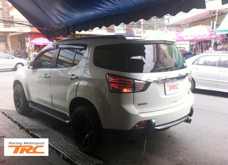 ไฟท้ายแต่งใส่ ISUZU MU-X ทรง M-Class สี SMOKE 4 27da25b15ace522bc127806f2f86e440