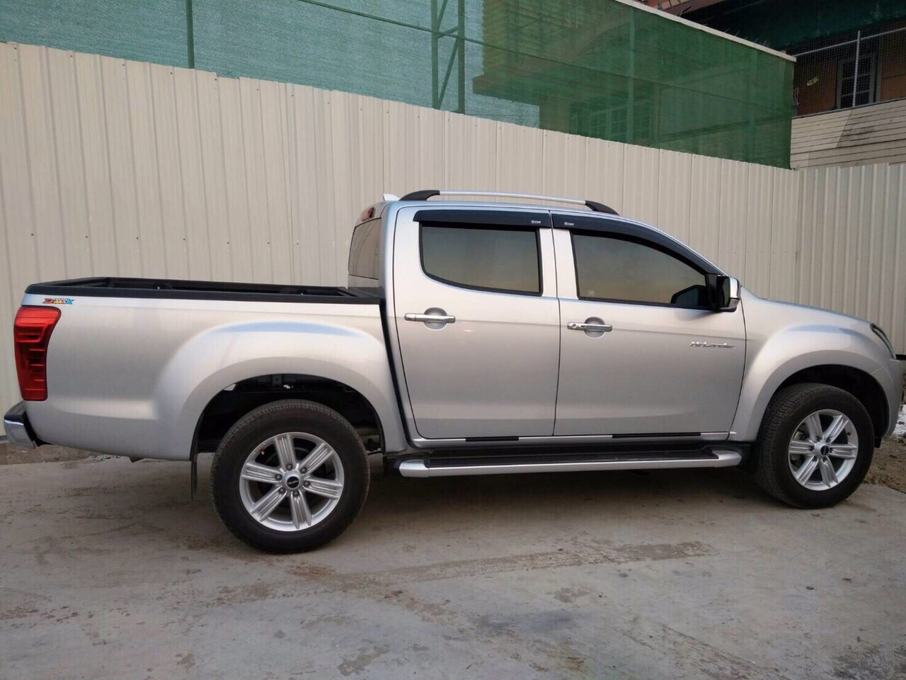 ราวหลังคาไม่เจาะ รถ อีซูซุ ดีแม็ก ออนิว ISUZU D-MAX 4 ประตู สีบรอน-ดำ 1 คู่ ยึดแน่น งานคุณภาพ ไม่ปลิว ไม่หลุด วิ่งเร็วได้ 2 33fbcfc6d3f8567cc6876d6375a1ea55