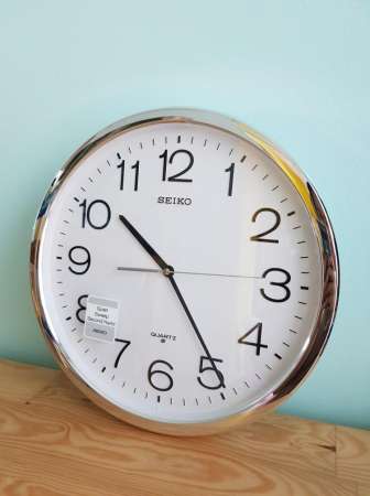 Seiko นาฬิกาแขวนผนัง ขนาด 14 นิ้ว ขอบเงิน สำหรับสำนักงาน PAA020S
