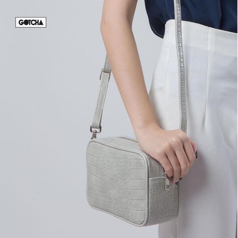 Gotcha Mini Signature Smokeygrey (เทาอ่อน) กระเป๋าสะพาย