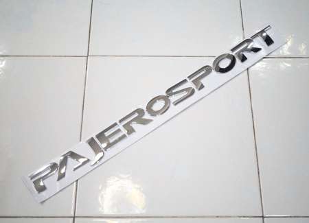 V2ป้ายตัวอักษร MITSUBISHI PAJEROSPORT พลาสติกสีโครเมี่ยม สำหรับติดฝากระโปรงหน้า ขนาด 53.0x3.8cm ติดตั้งด้วยเทปกาวสองหน้าด้านหลัง