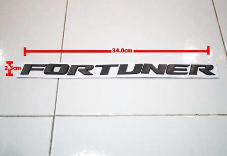 V2ป้ายตัวอักษร TOYOTA FORTUNER พลาสติกสีดำ ขนาด 34.0x2.3cm ติดตั้งด้วยเทปกาวสองหน้าด้านหลัง