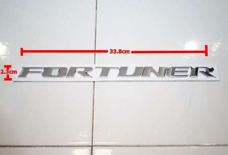 V2ป้ายตัวอักษร TOYOTA FORTUNER พลาสติกสีโครเมี่ยม ขนาด 33.8x2.3cm ติดตั้งด้วยเทปกาวสองหน้าด้านหลัง