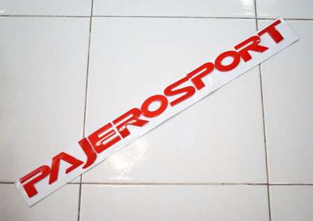 V2ป้ายตัวอักษร MITSUBISHI PAJEROSPORT พลาสติกสีแดง สำหรับติดฝากระโปรงหน้า ขนาด 52.8x3.7cm ติดตั้งด้วยเทปกาวสองหน้าด้านหลัง