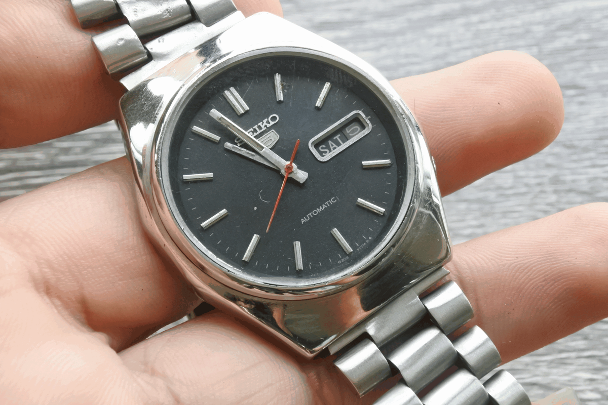 นาฬิกา Vintage มือสองญี่ปุ่น SEIKO 5 FIVE 6309 8900 ระบบ AUTOMATIC ผู้ชาย  ทรงกลม กรอบเงิน หน้าดำ หน้าปัด 36mm สายสแตนเลสแท้ ใช้งานได้ปกติ สภาพดี  ของแท้ ไม่กันน้ำ 