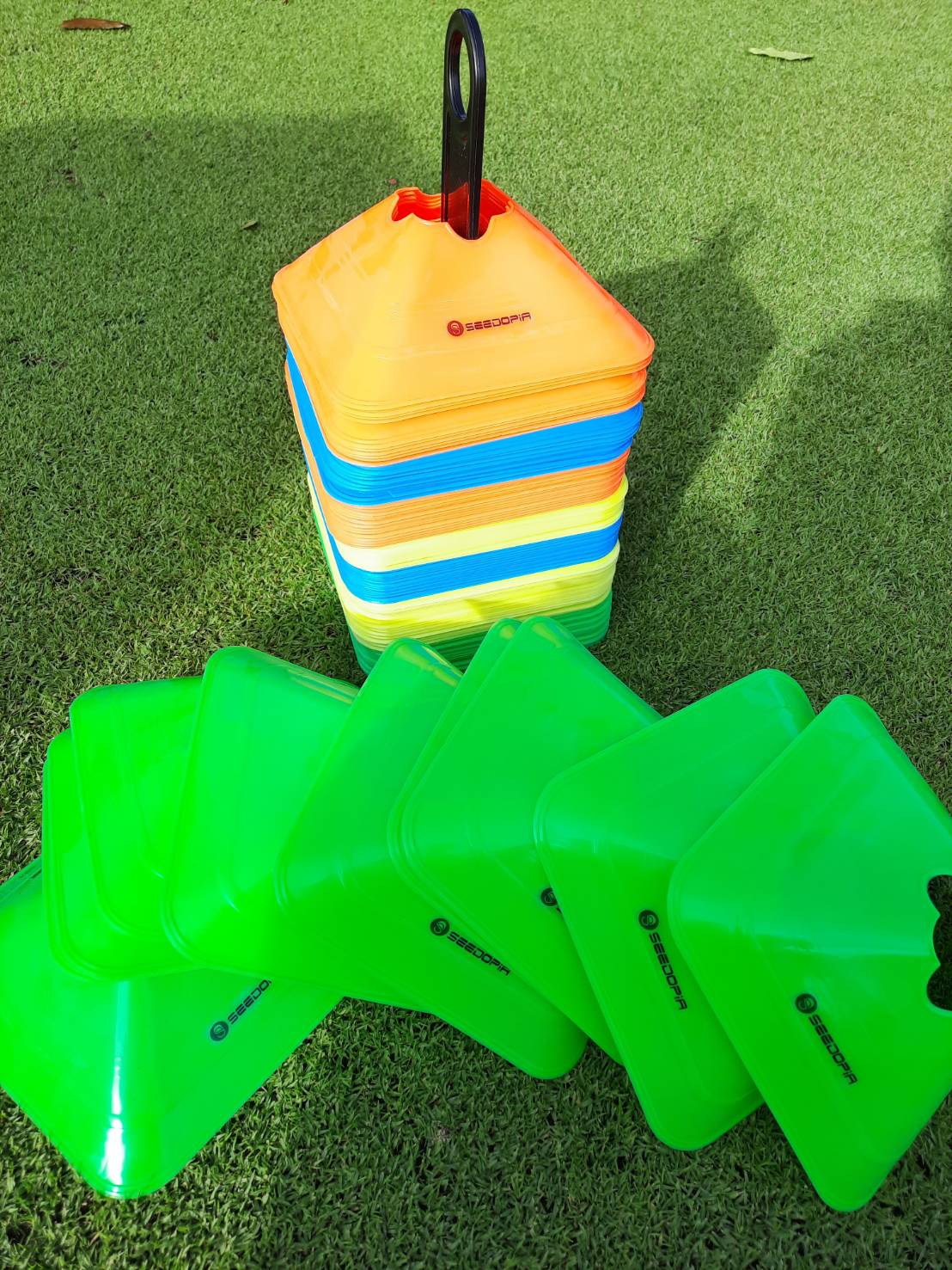 Seedopia Sport - มาร์กเกอร์โคน กรวยฝึกซ้อม กรวยซ้อมกีฬา ทีมเทรนเนอร์ดีสโคน ชุดละ 10 ชิ้น Sport Training Cone Square cone 10 pcs per color