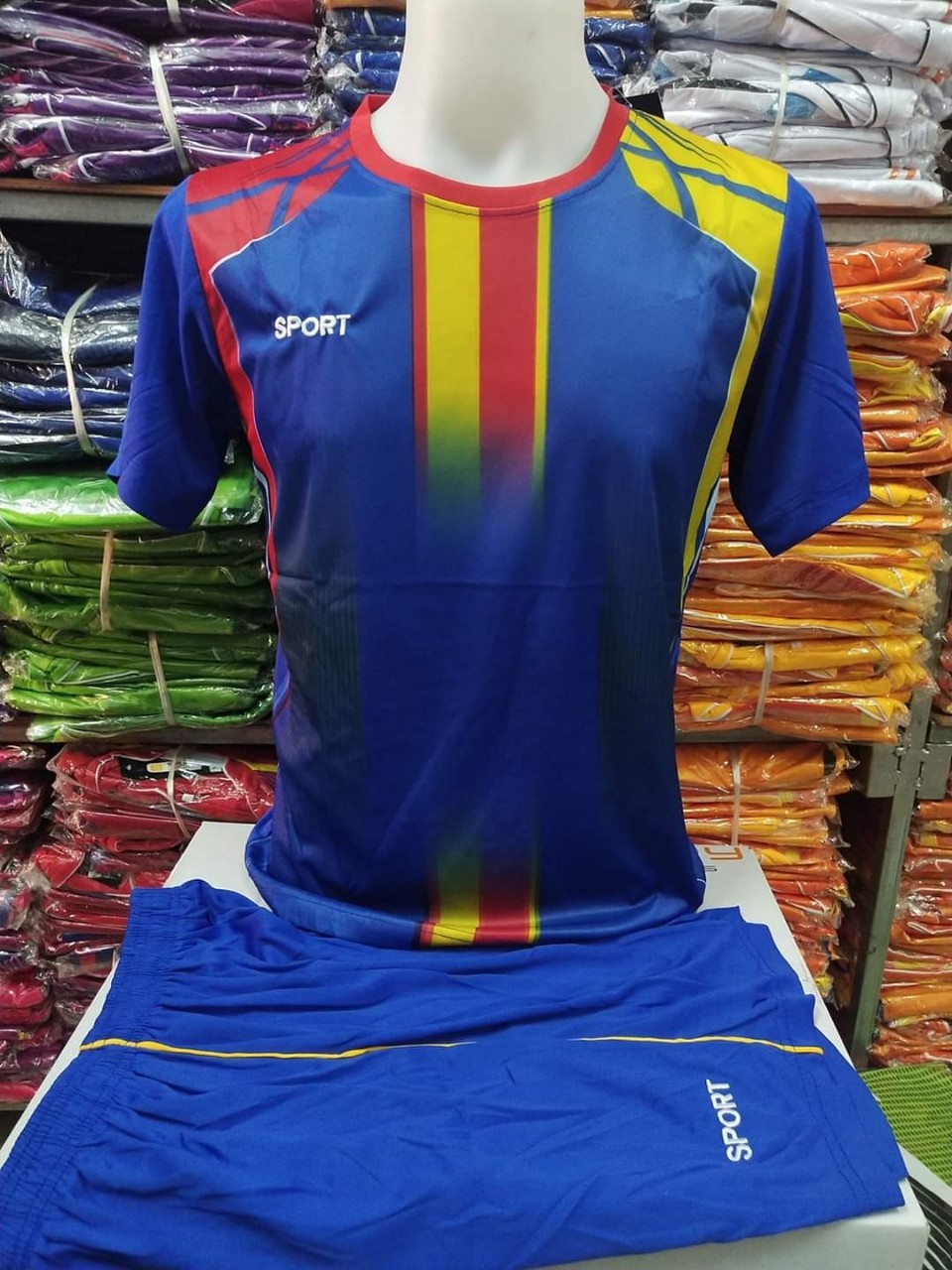 Tarit Shopชุดกีฬาใส่สบายลายเปลี่ยนใหม่ตลอดลายได้ไม่ตรงกับรูปที่ลงไว้  เสื้อกีฬาผู้ชายได้ทั้ง เสื้อ กางเกง ชุดกีฬาราคาถูก sport cloth sport wear Football suit