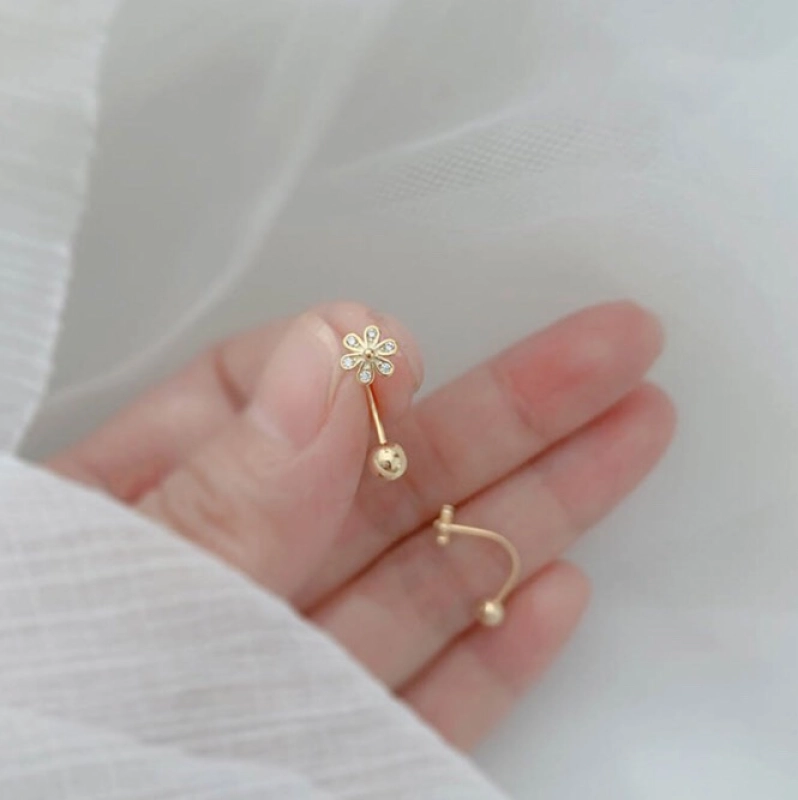 ราคาและรีวิวlittlegirl gifts- Six Petal flower screw earrings จิวต่างหูตัวยูรูปกลีบดอกไม้