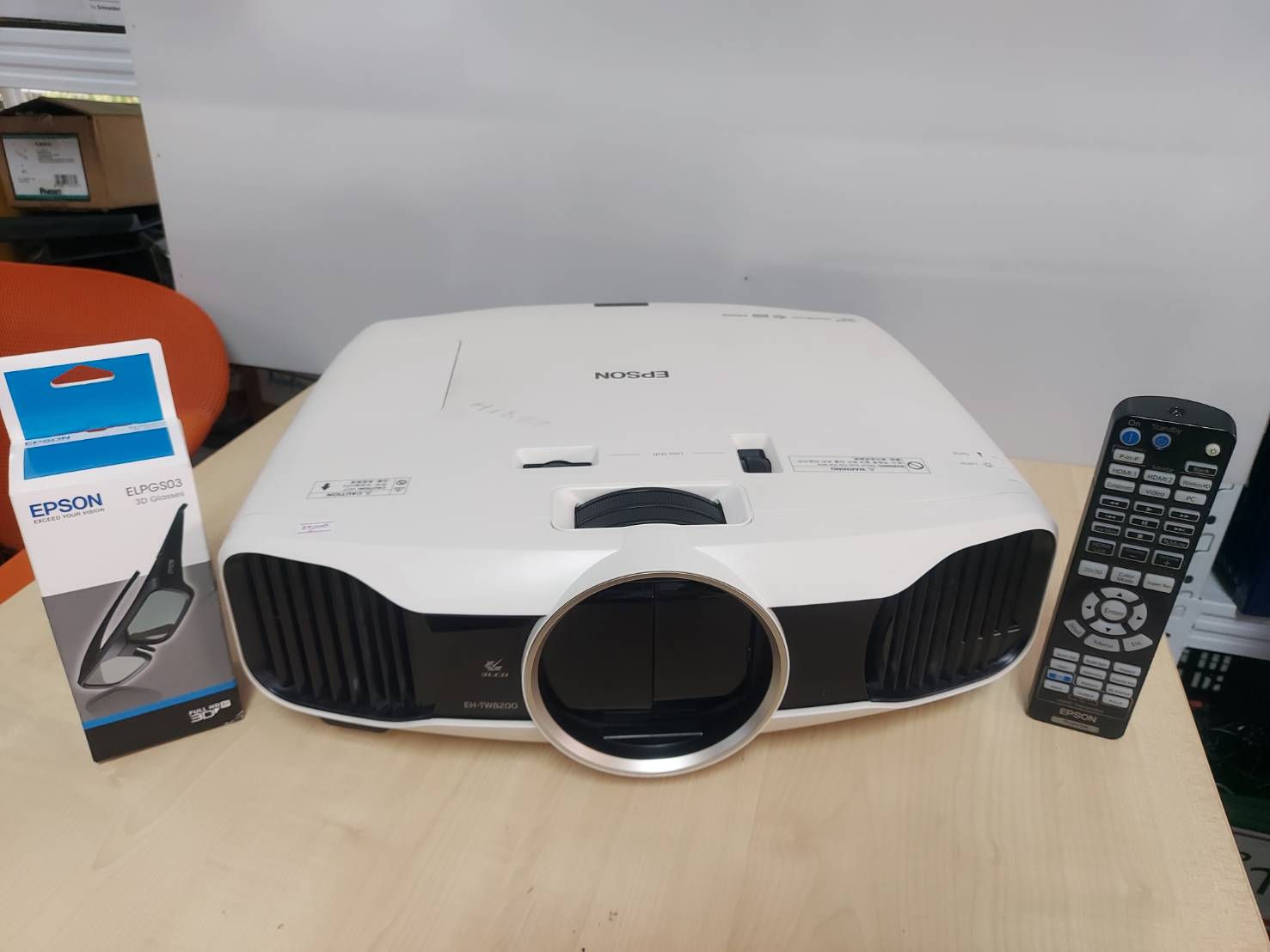 プロジェクター EPSON EH-TW8200W 3D対応ワイヤレス 【公式通販】