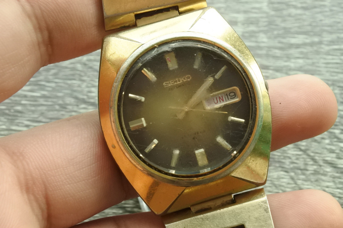 นาฬิกา Vintage มือสองญี่ปุ่น SEIKO 6309 7009 ระบบ AUTOMATIC ผู้ชาย ทรงกลม  กรอบทอง หน้าทอง หน้าปัด 38mm สายสแตนเลสแท้ ใช้งานได้ปกติ สภาพดี ของแท้  ไม่กันน้ำ 