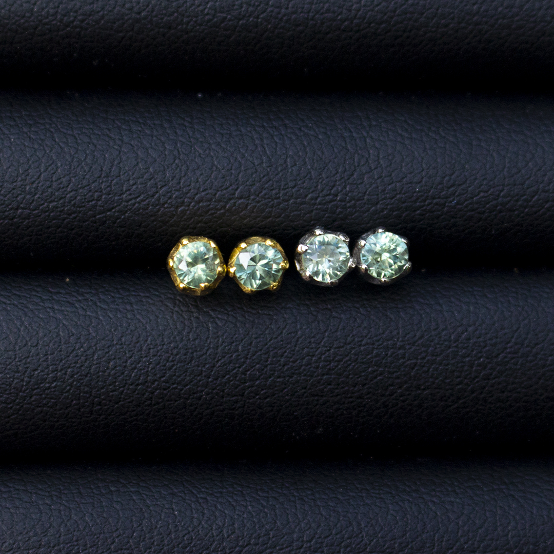ต่างหูพลอยเขียวส่องจันทบุรี (Green Sapphire) เรือนเงินแท้92.5% ชุบทองคำขาว พลอยสวยสะอาด สีเขียวก้านมะลิ