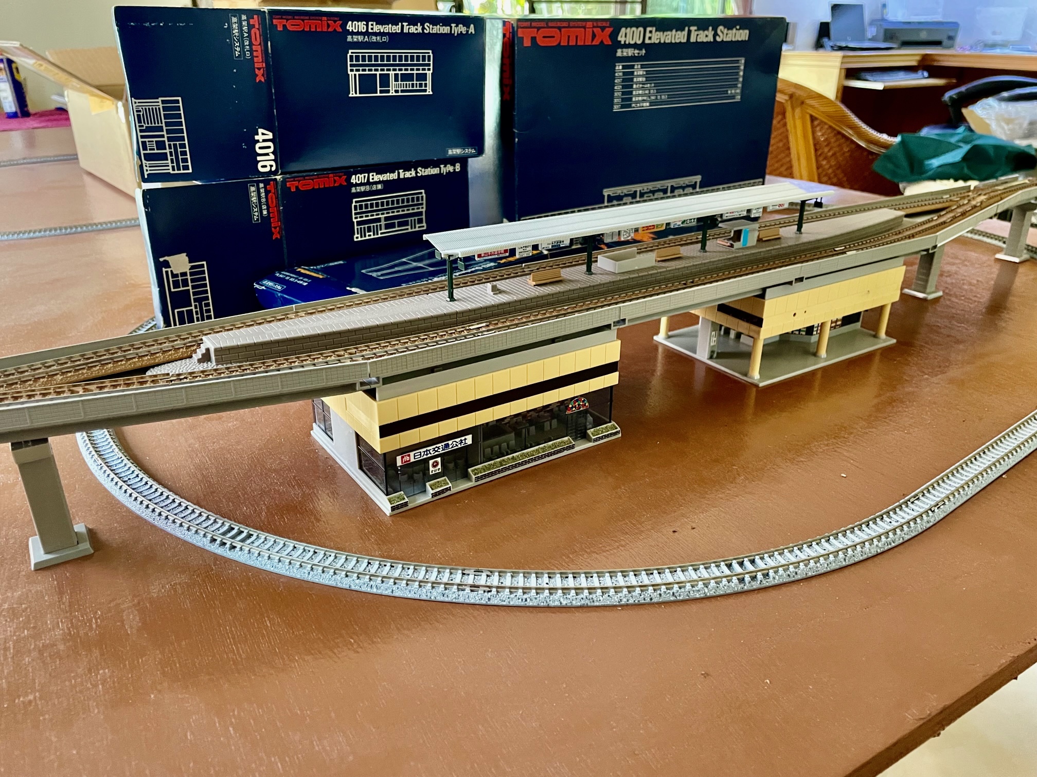 Brand new Tomix 1052 Overhead Bridge With Track S140 ( 2 pcs