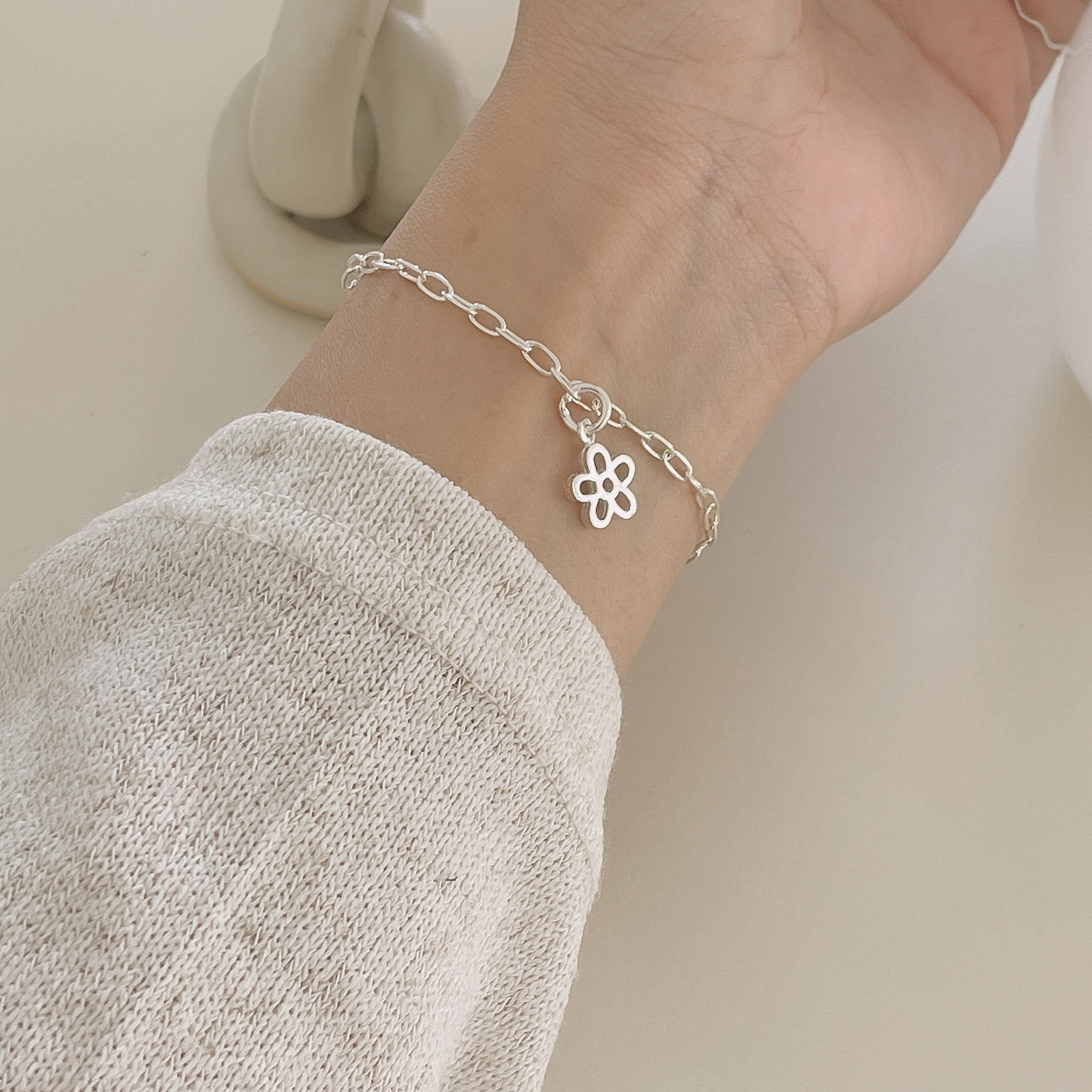 Your wishlist / สร้อยข้อมือเงินแท้ ห้อยจี้ดอกไม้  / Miniclip with line flower bracelet silver925