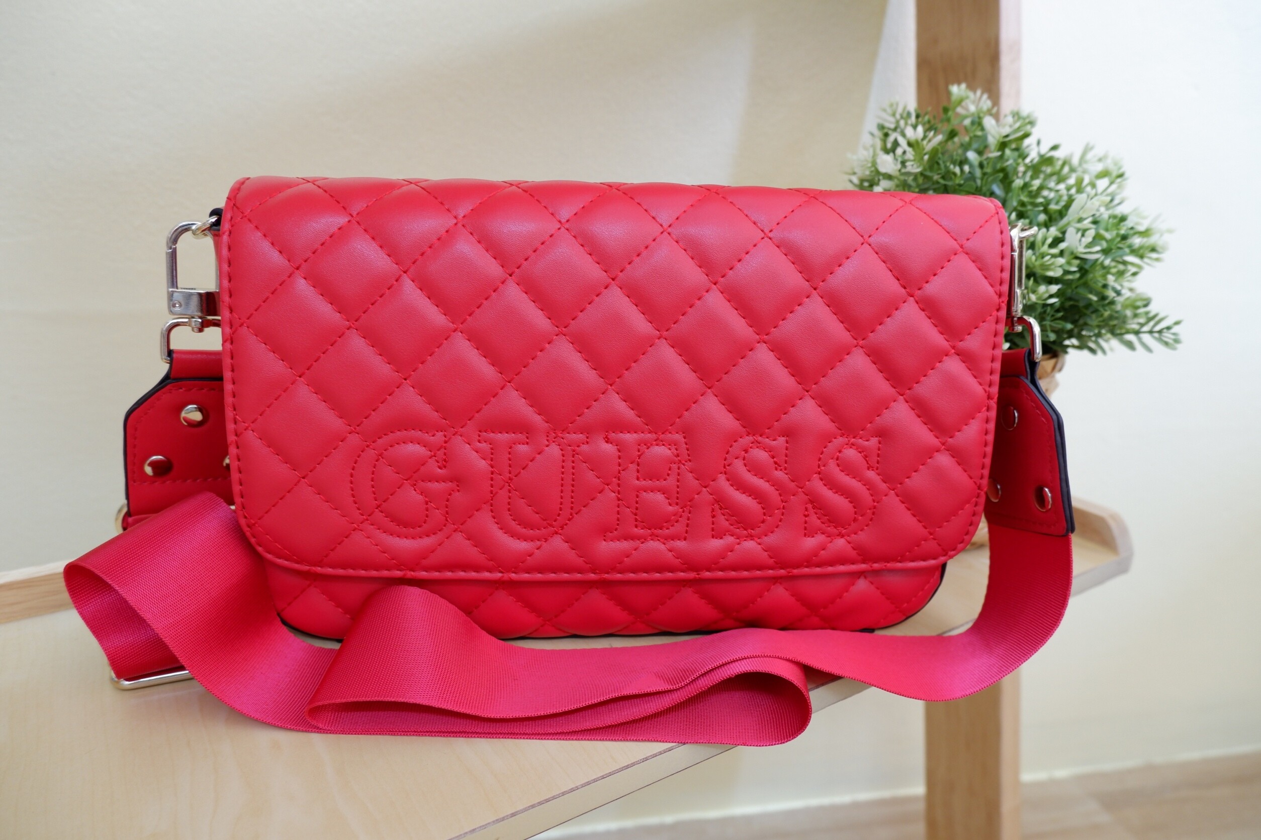 GUESS Shoulder Bag กระเป๋าสะพายข้าง สีสันสดใส ด้านหน้าด้ายปักชื่อแบรนด์ สี แดง สี แดง