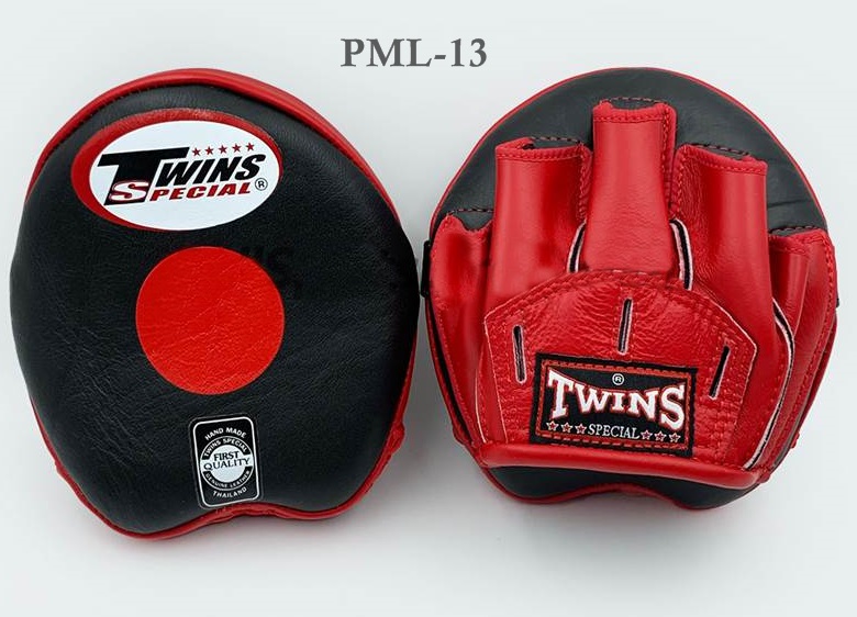 Twins Special mini Focus mitts punching PML-13 Black Red Genuine Leather for Trainer Muay Thai MMA K1 เป้ามือทวินส์ สเปเชี่ยล ทรงโค้งเล็ก สีดำ แดง สำหรับเทรนเนอร์ ฝึกซ้อม