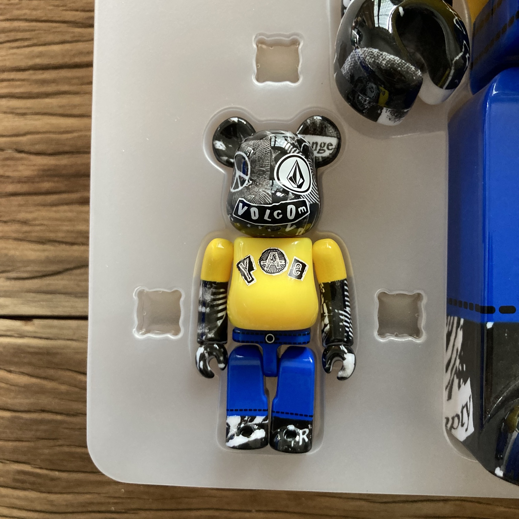 Bearbrick : Volcom size: 400% & 100% [ Bearbrick by Medicom