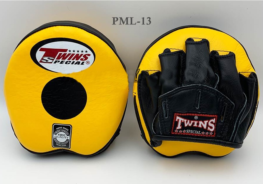 Twins Special mini Focus mitts punching PML-13 Yellow Black Genuine Leather for Trainer Muay Thai MMA K1 เป้ามือทวินส์ สเปเชี่ยล ทรงโค้งเล็ก สีเหลือง ดำ สำหรับเทรนเนอร์ ฝึกซ้อม
