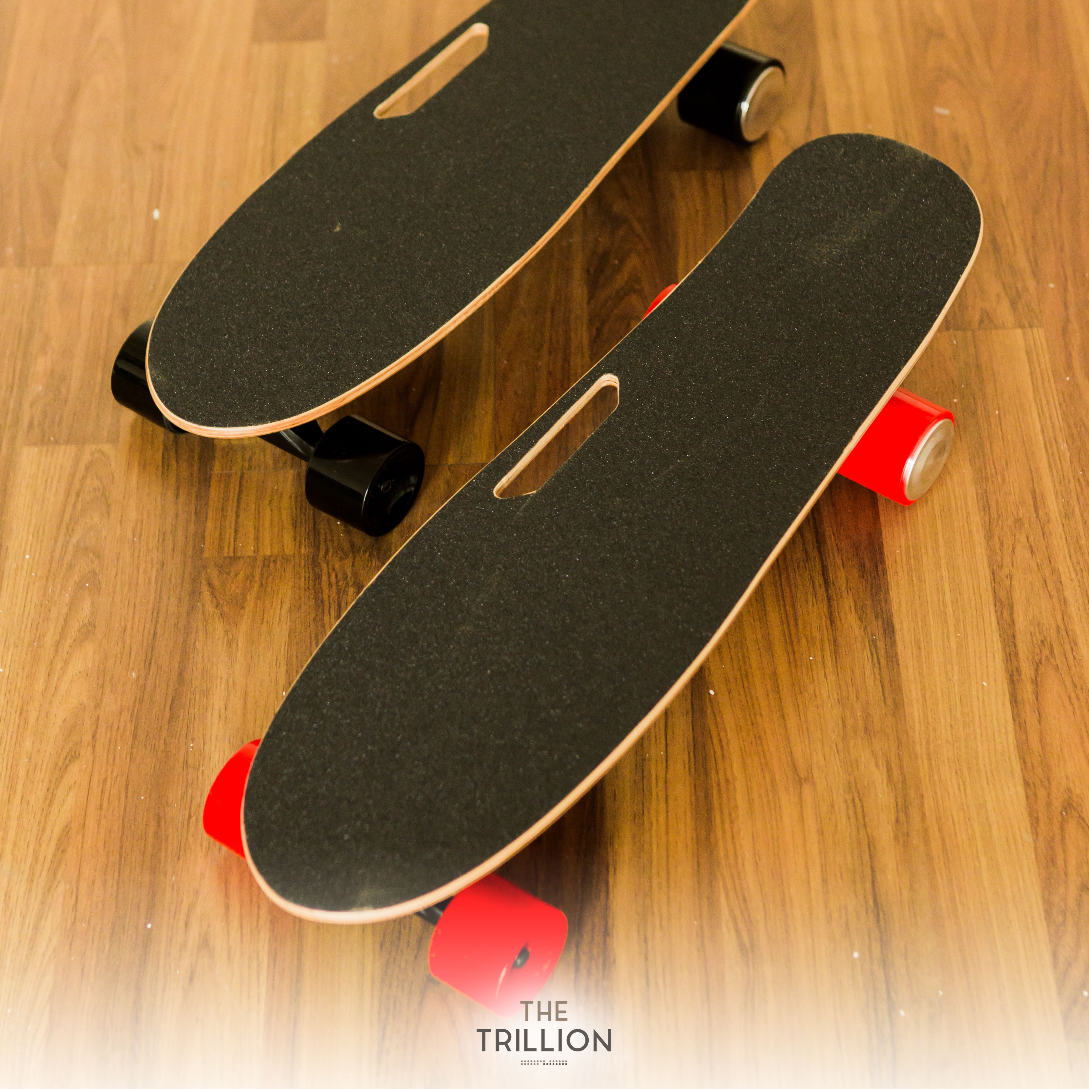 สินค้าพร้อมส่ง สเก็ตบอร์ดไฟฟ้า Electric Skateboard สเก็ตบอร์ด 4 ล้อมีล้อสามสีให้เลือกดำ แดง ส้ม