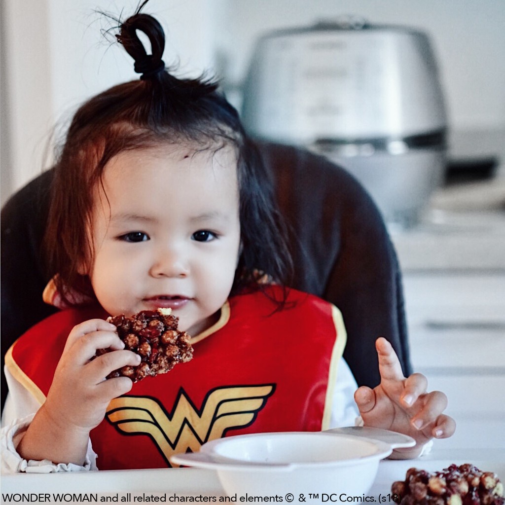 SALE Bumkins ผ้ากันเปื้อนกันน้ำ แพ็ค 2 ชิ้น Collections DC รุ่น Super Bib PK2 เหมาะกับน้อง 6-24 เดือน ลาย Wonder Woman แม่และเด็ก อุปกรณ์ให้นม เด็กอุปกรณ์ทานอาหาร สำหรับเด็ก