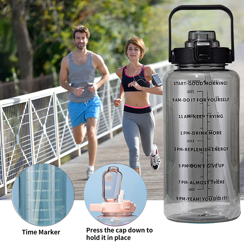 (ฟรีสติ๊กเกอร์)ส่งทันที ขวดน้ําขนาดใหญ่ 2 ลิตร พร้อมหลอด มีมาตรบอกระดับน้ำ สไตล์สปอร์ต ขวดน้ำดื่มพลาสติก แบบพกพา 2L ปราศจาก BPA Bottle