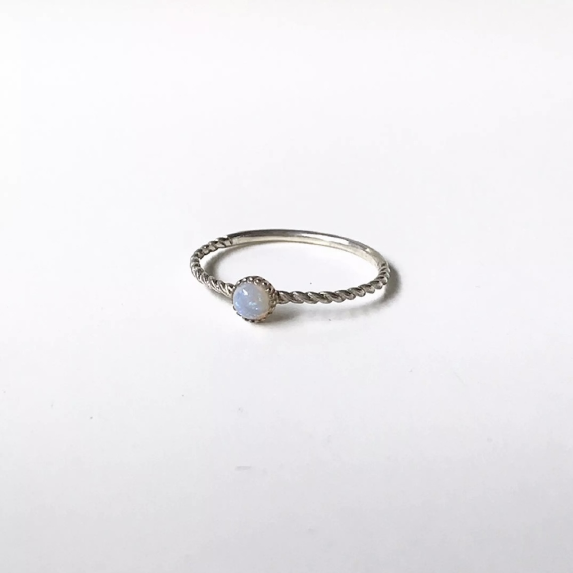 Winterwinter Jewelry Silver925 : เครื่องประดับเงินแท้ เงินแท้925 แหวนเงินแท้ แหวนโอปอล์ทรงกลม ตัวเรือนเกลียว ( opal stone )  color Silverขนาดแหวน 6
