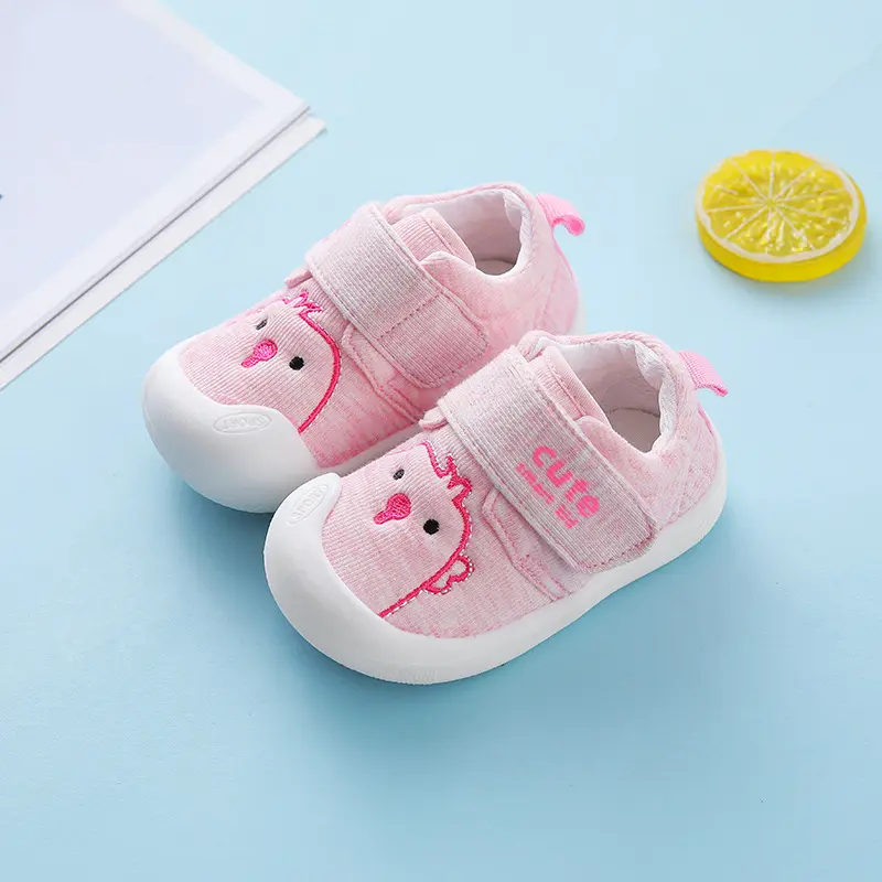 ภาพหน้าปกสินค้ารองเท้าผ้าใบเด็กรองเท้าเด็กทารกลายการ์ตูน รองเท้าเด็กหัดเดินกันลื่นระบายอากาศรองเท้าผ้าใบ222 จากร้าน babies_love บน Lazada